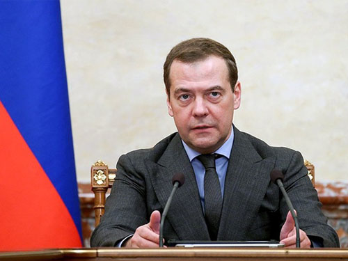 Дмитрий Медведев потребовал от руководства регионов активнее включаться в реализацию мусорной реформы